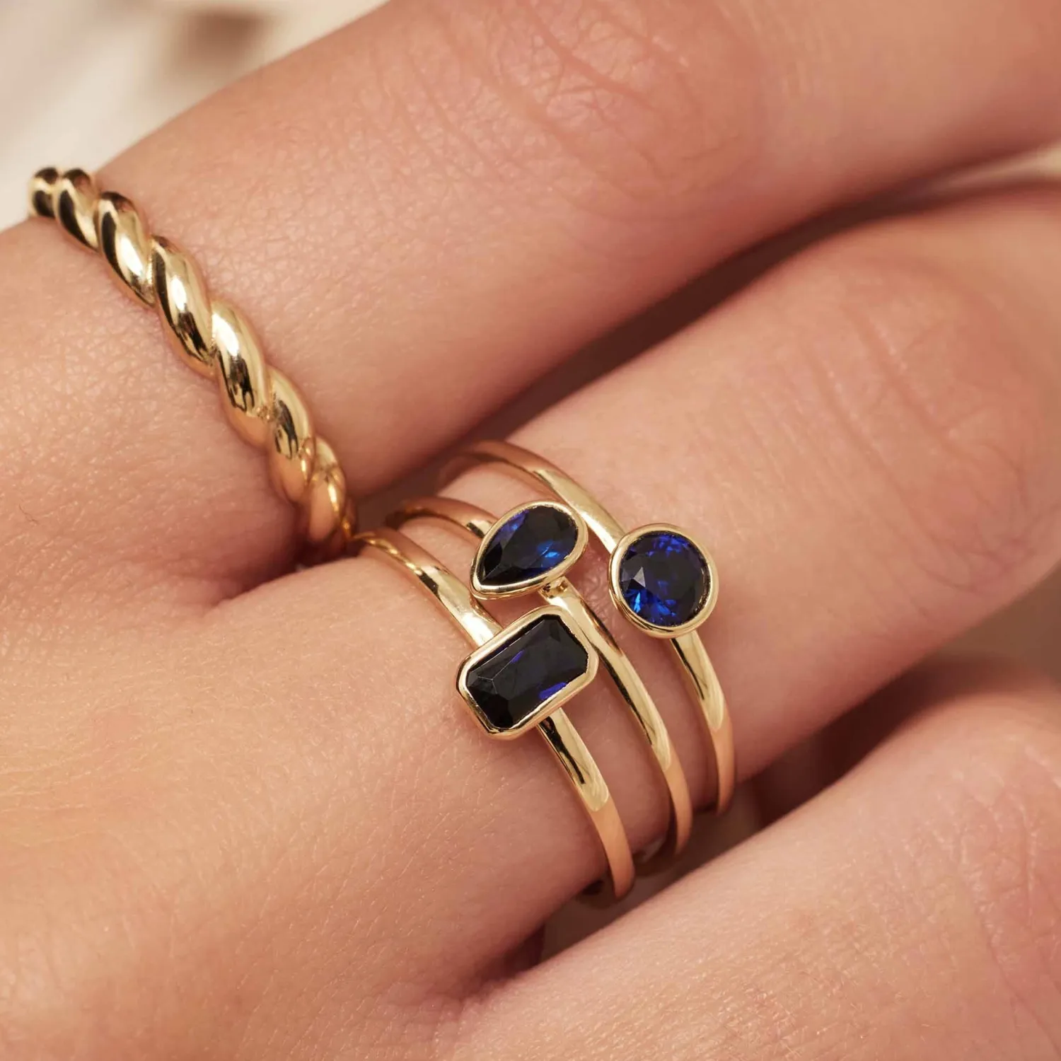 Fashion Baguette Nila 14 karaat gouden ring met blauwe zirkonia steen Ringen Met Steentjes