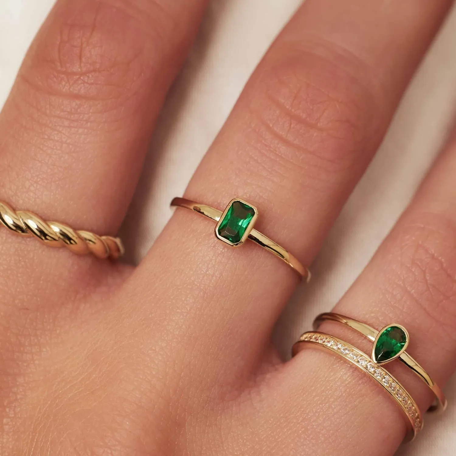 Outlet Baguette Olivia 14 karaat gouden ring met groene zirkonia steen Ringen Met Steentjes