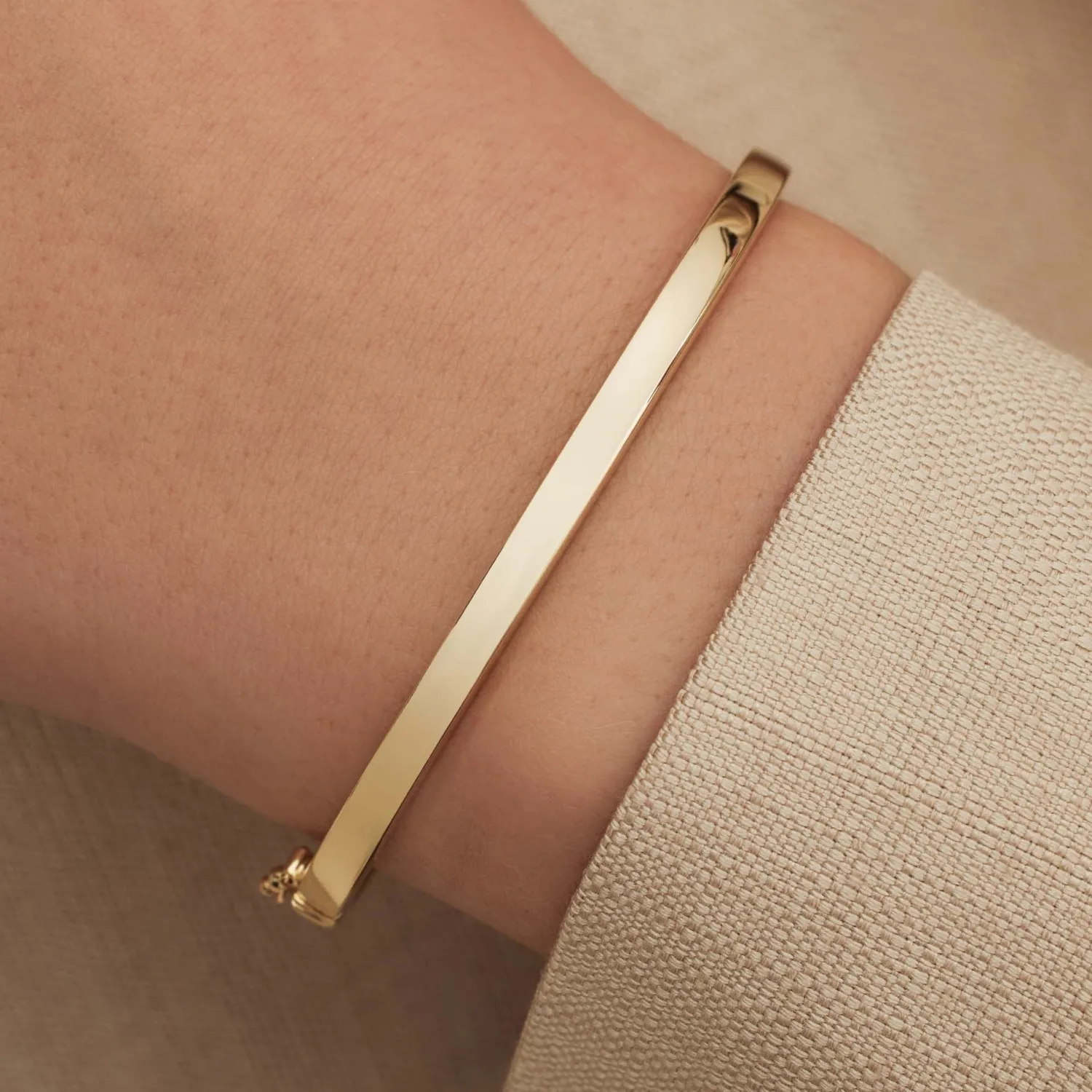 Best Sale Cour d'Honneur Clara 14 karaat gouden bangle met rechthoekige rand Bangles