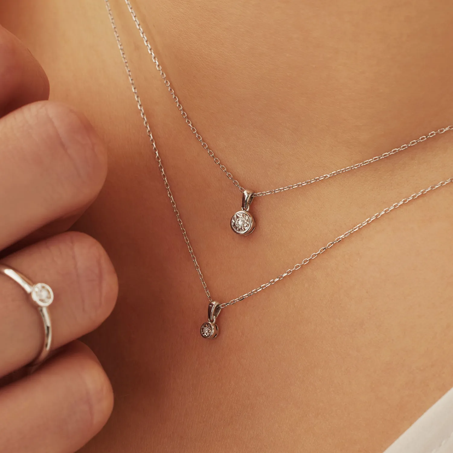 Fashion De la Paix Inaya 14 karaat witgouden collier met diamant 0.03 karaat Witgouden Colliers | Diamanten Colliers