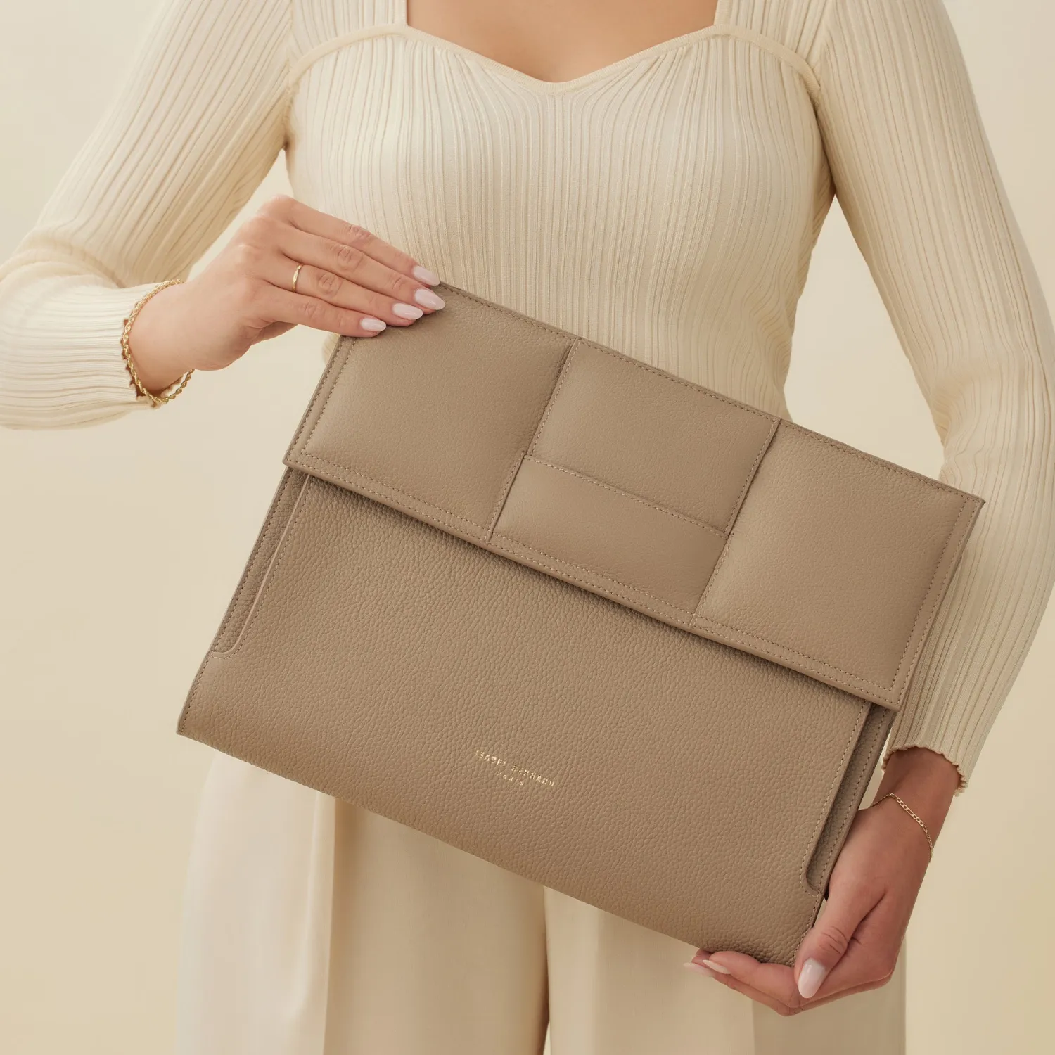 Best Sale Honoré Caroline taupe leren laptop hoes van gevlochten kalfsleer Laptophoezen | Laptophoezen