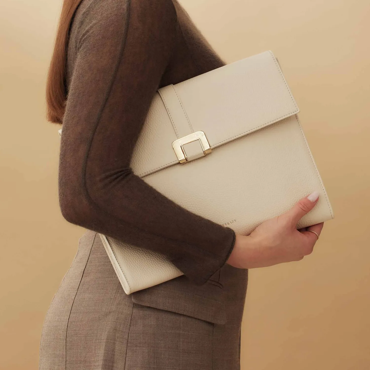 Store Honoré Clara crème leren laptop hoes van kalfsleer met schouderriem Laptophoezen | Laptophoezen