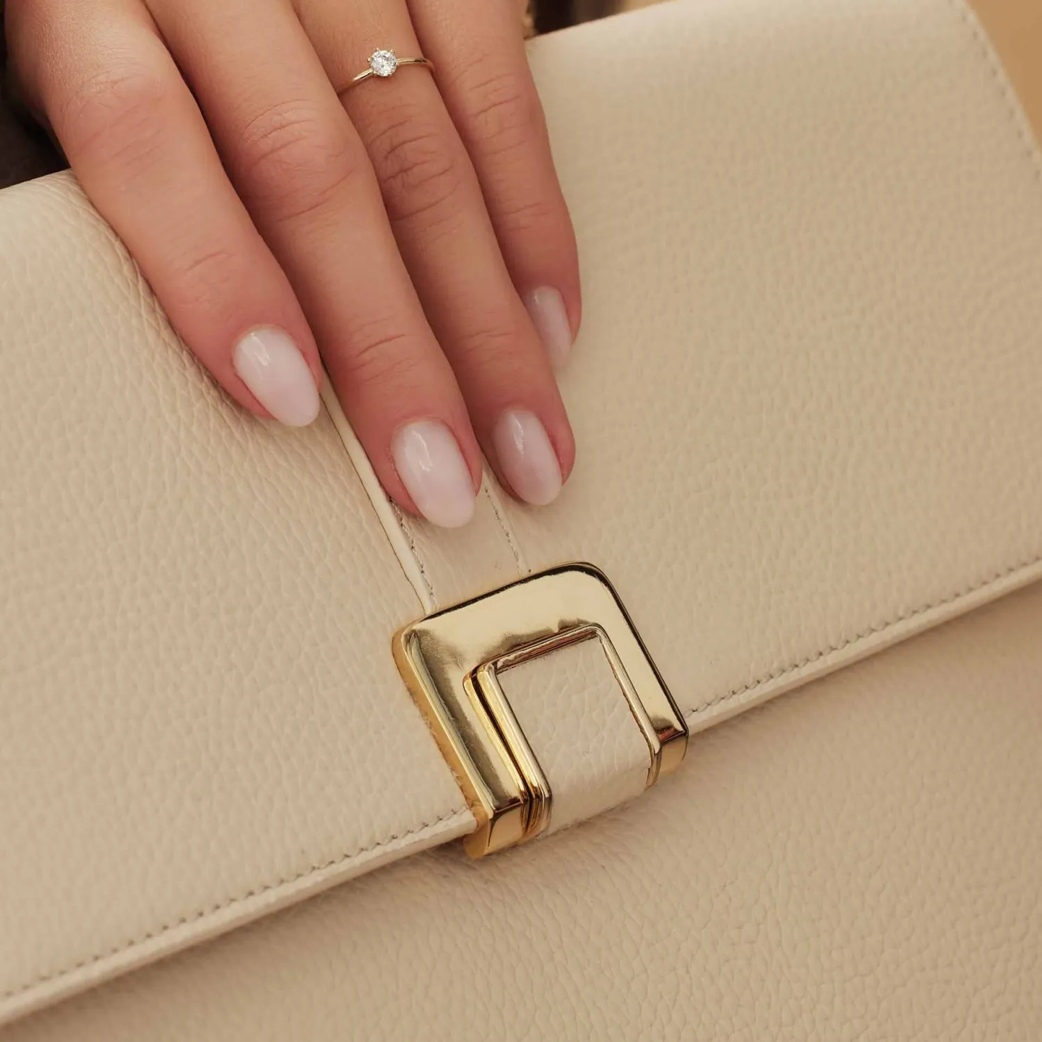 Store Honoré Clara crème leren laptop hoes van kalfsleer met schouderriem Laptophoezen | Laptophoezen