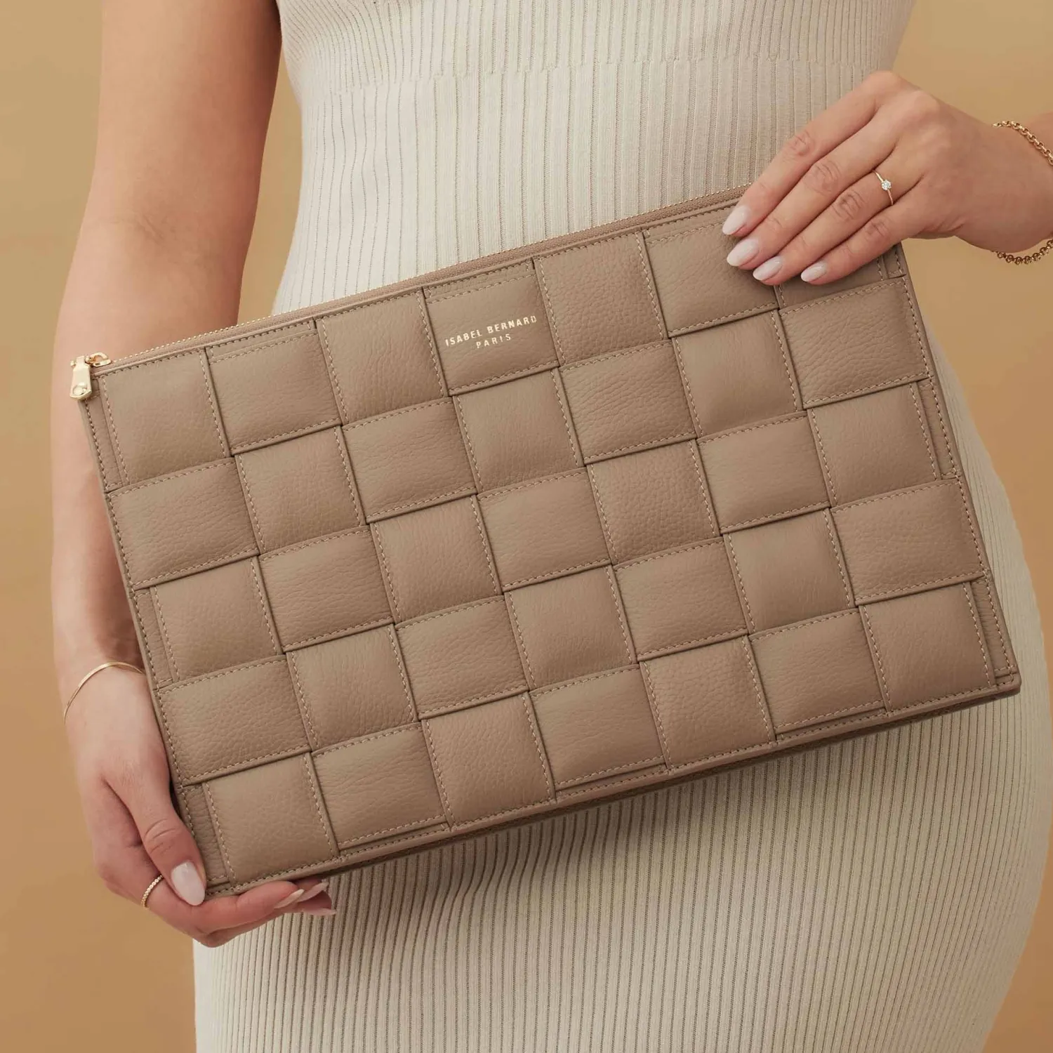 Cheap Honoré Cosette taupe leren laptop hoes van gevlochten kalfsleer met schouderriem Laptophoezen | Laptophoezen