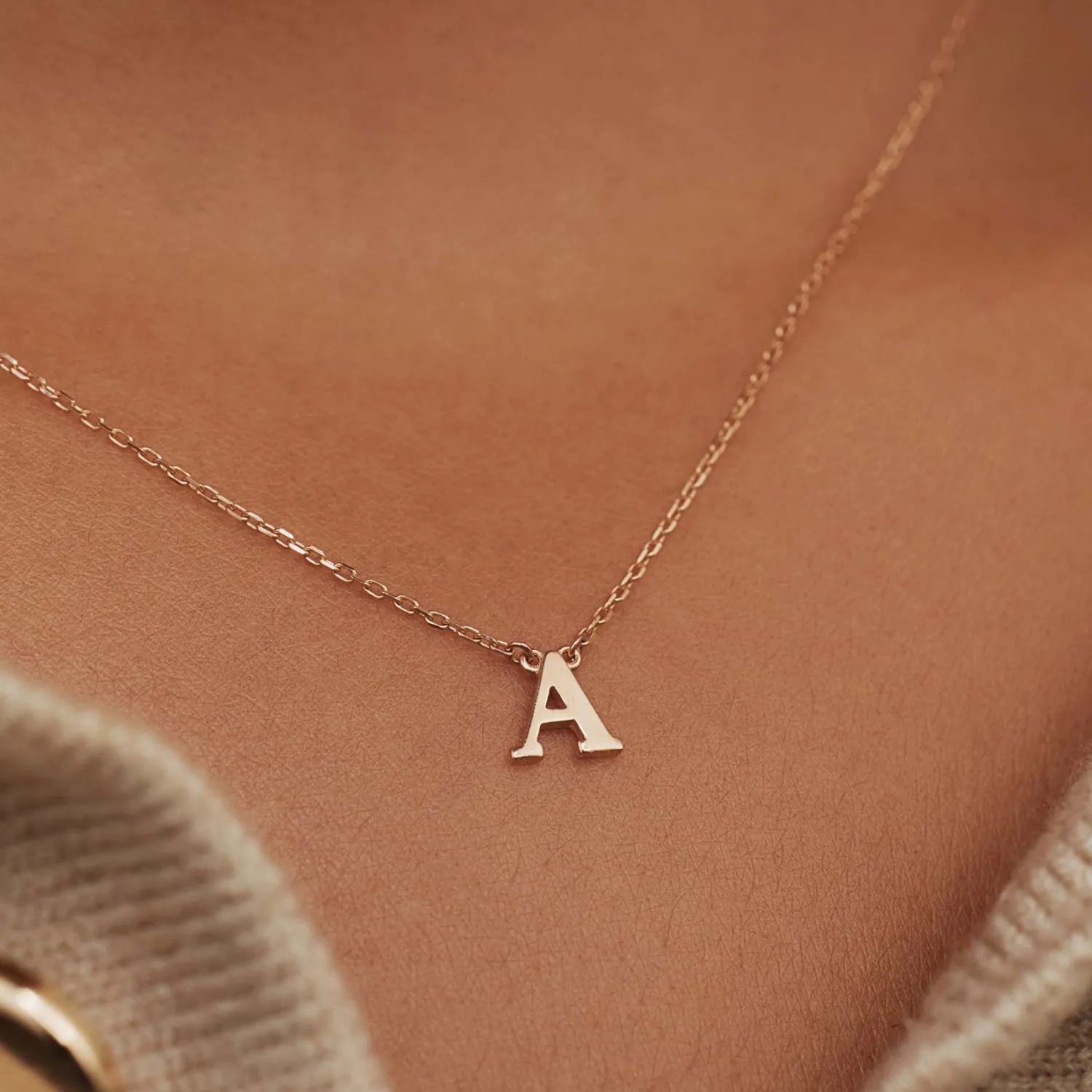 New La Concorde Chloé 14 karaat rosé gouden initial collier met letter Initialen Sieraden | Rosé Gouden Colliers