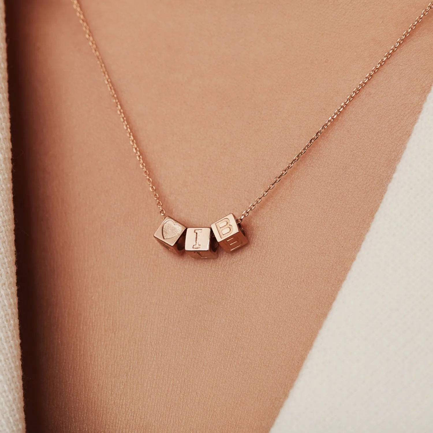 Best La Concorde Felie 14 karaat rosé gouden kubus initial bedel met letter Initialen Sieraden | Rosé Gouden Bedels