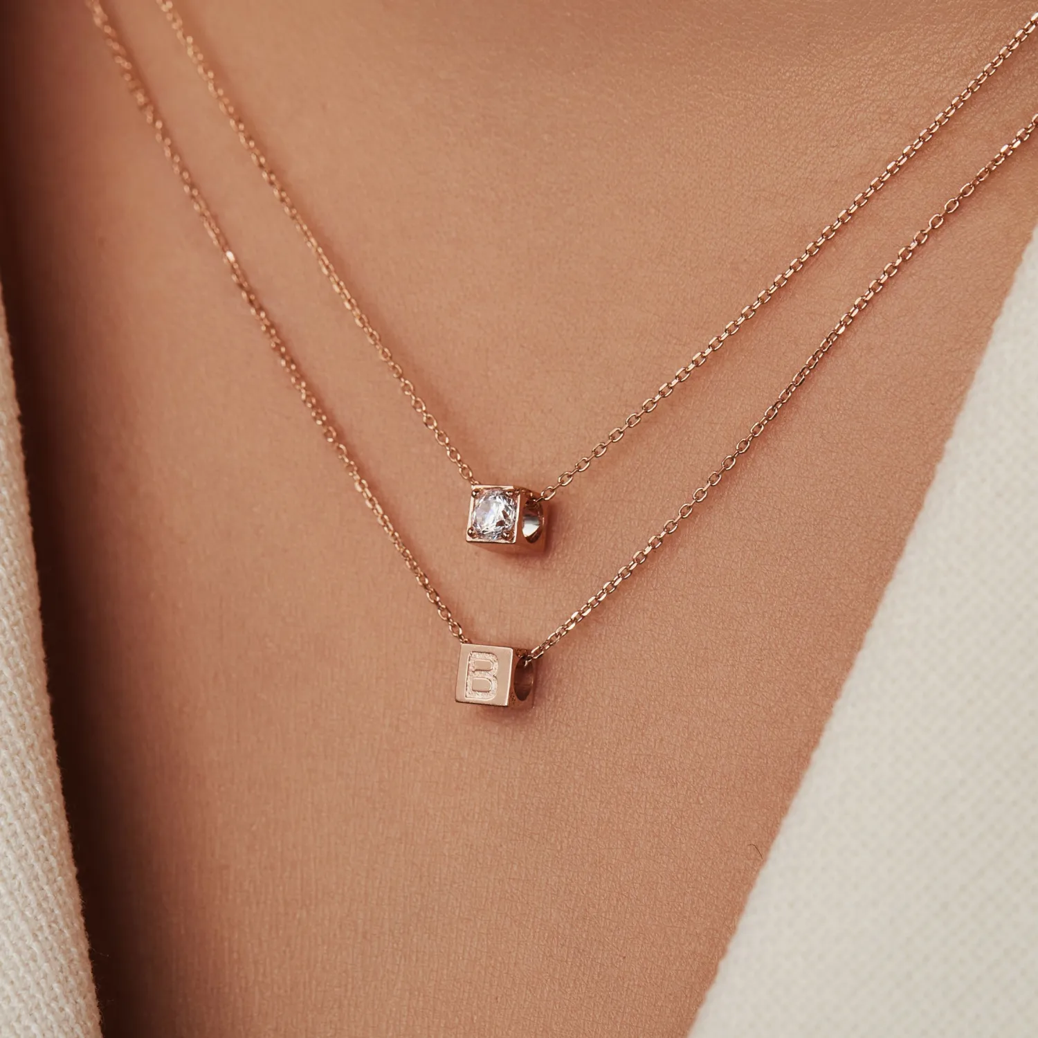 Best La Concorde Felie 14 karaat rosé gouden kubus initial bedel met letter Initialen Sieraden | Rosé Gouden Bedels