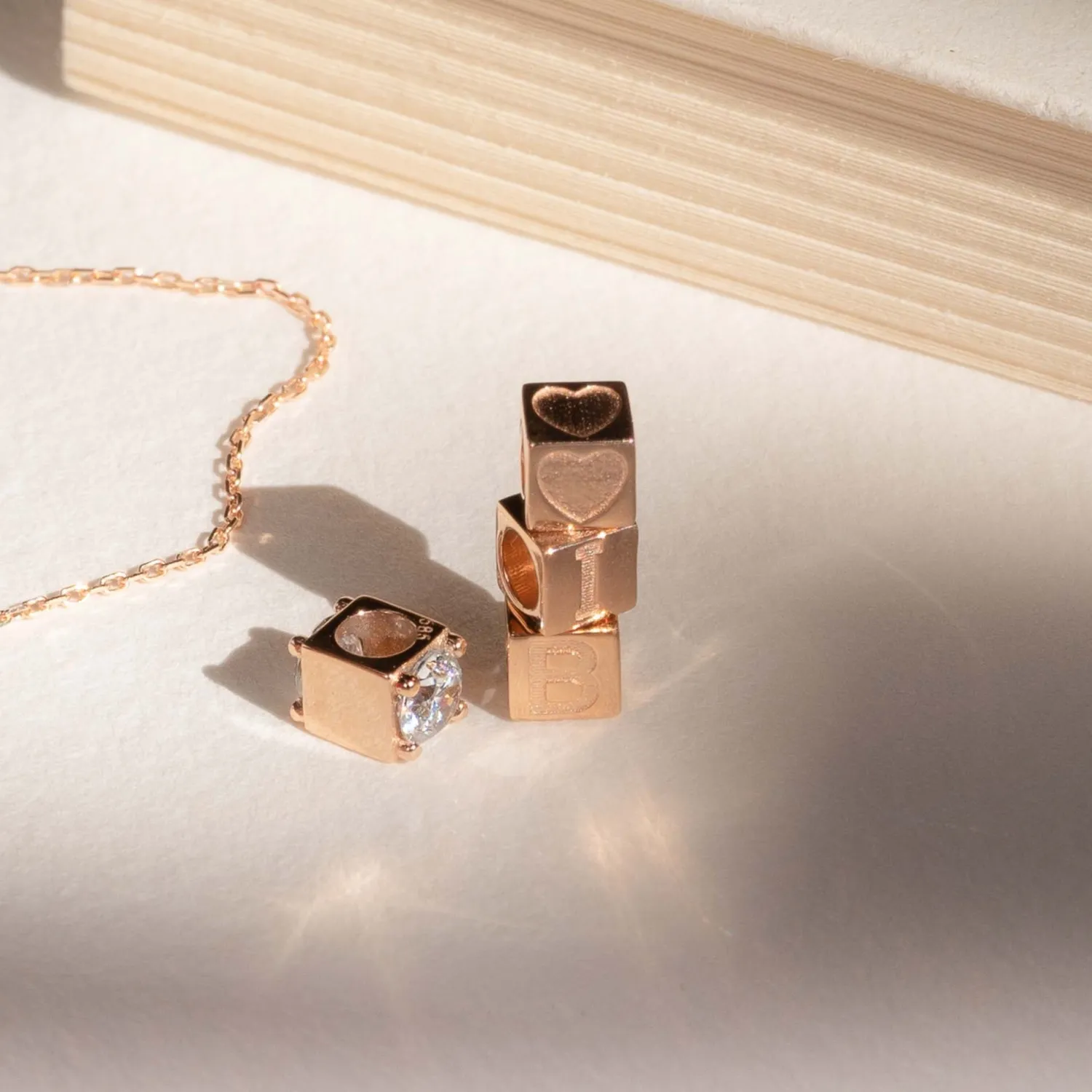 Best La Concorde Felie 14 karaat rosé gouden kubus initial bedel met letter Initialen Sieraden | Rosé Gouden Bedels