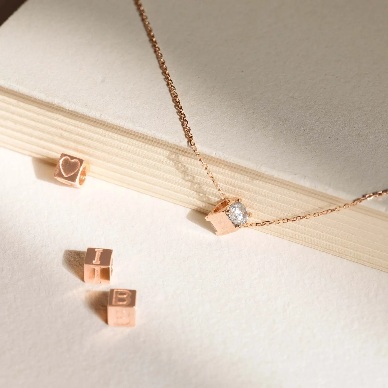 Best La Concorde Felie 14 karaat rosé gouden kubus initial bedel met letter Initialen Sieraden | Rosé Gouden Bedels
