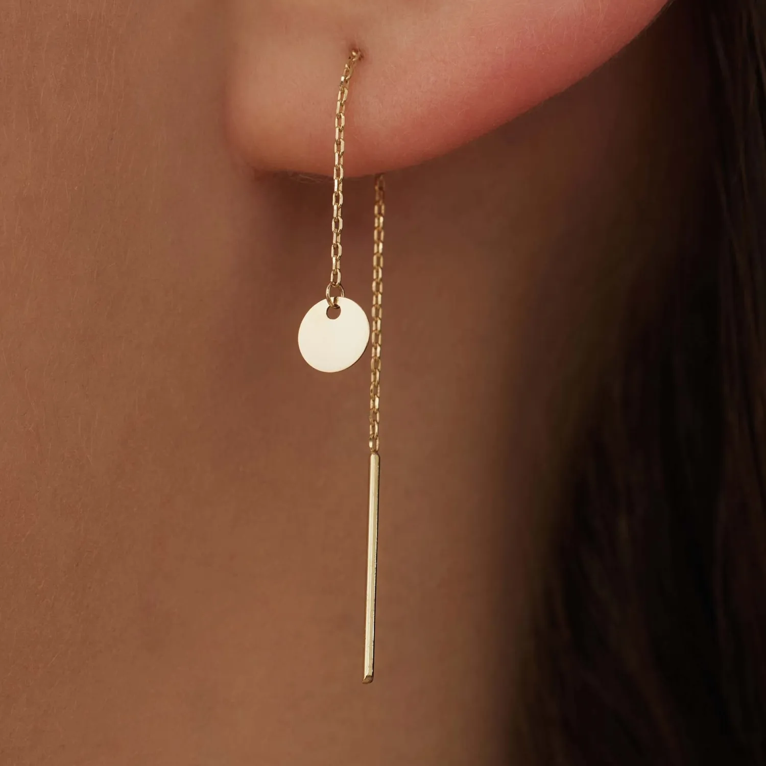 Shop Le Marais Jeanne 14 karaat gouden doortrek oorbellen met muntje Oorhangers