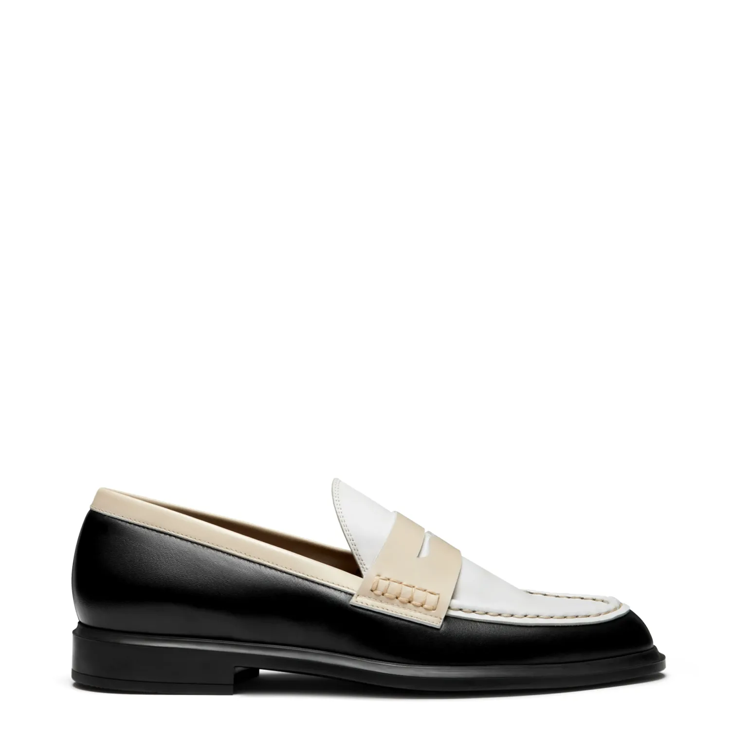 Shop Vendôme Blandine zwart en wit leren loafers van kalfsleer met witte details Loafers