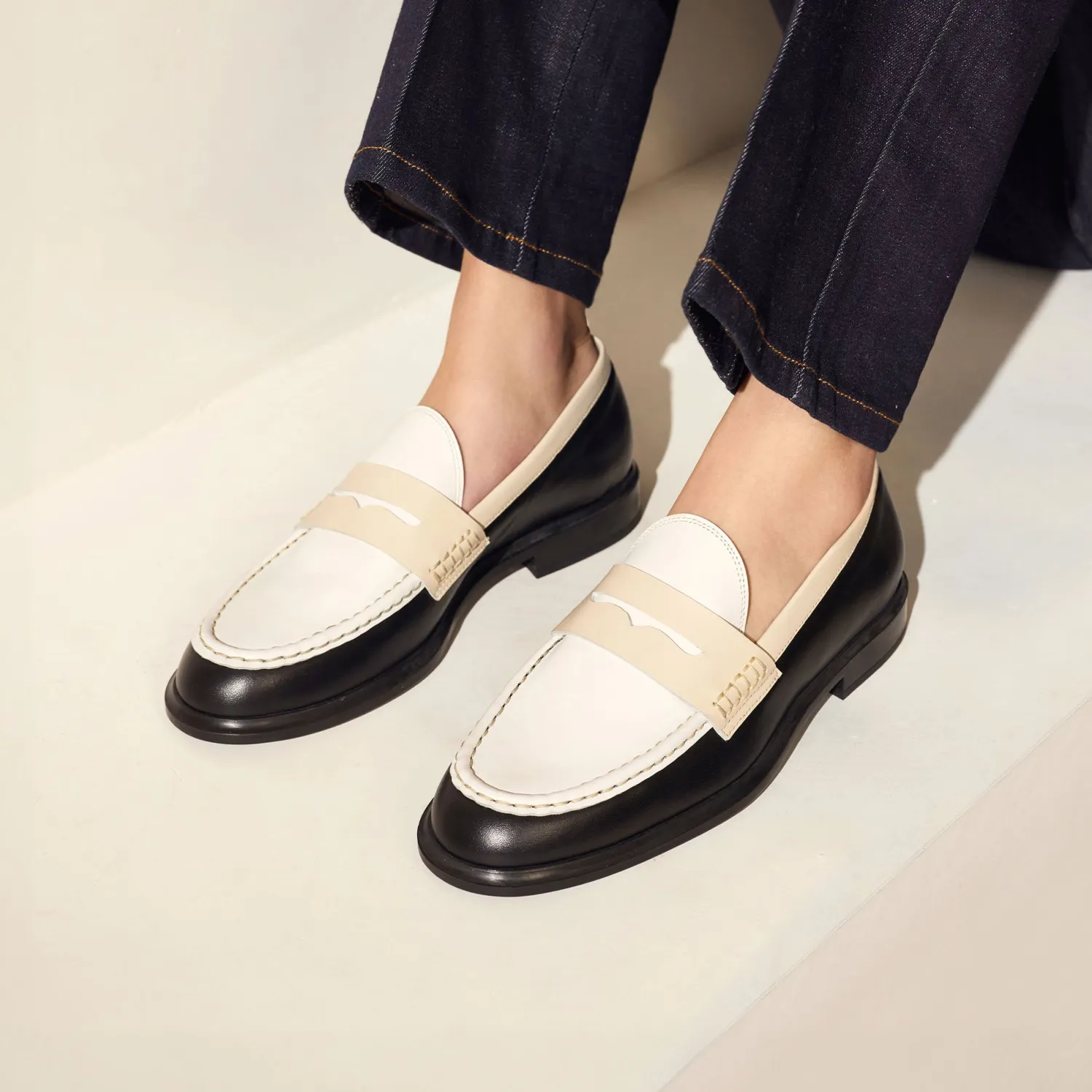Shop Vendôme Blandine zwart en wit leren loafers van kalfsleer met witte details Loafers