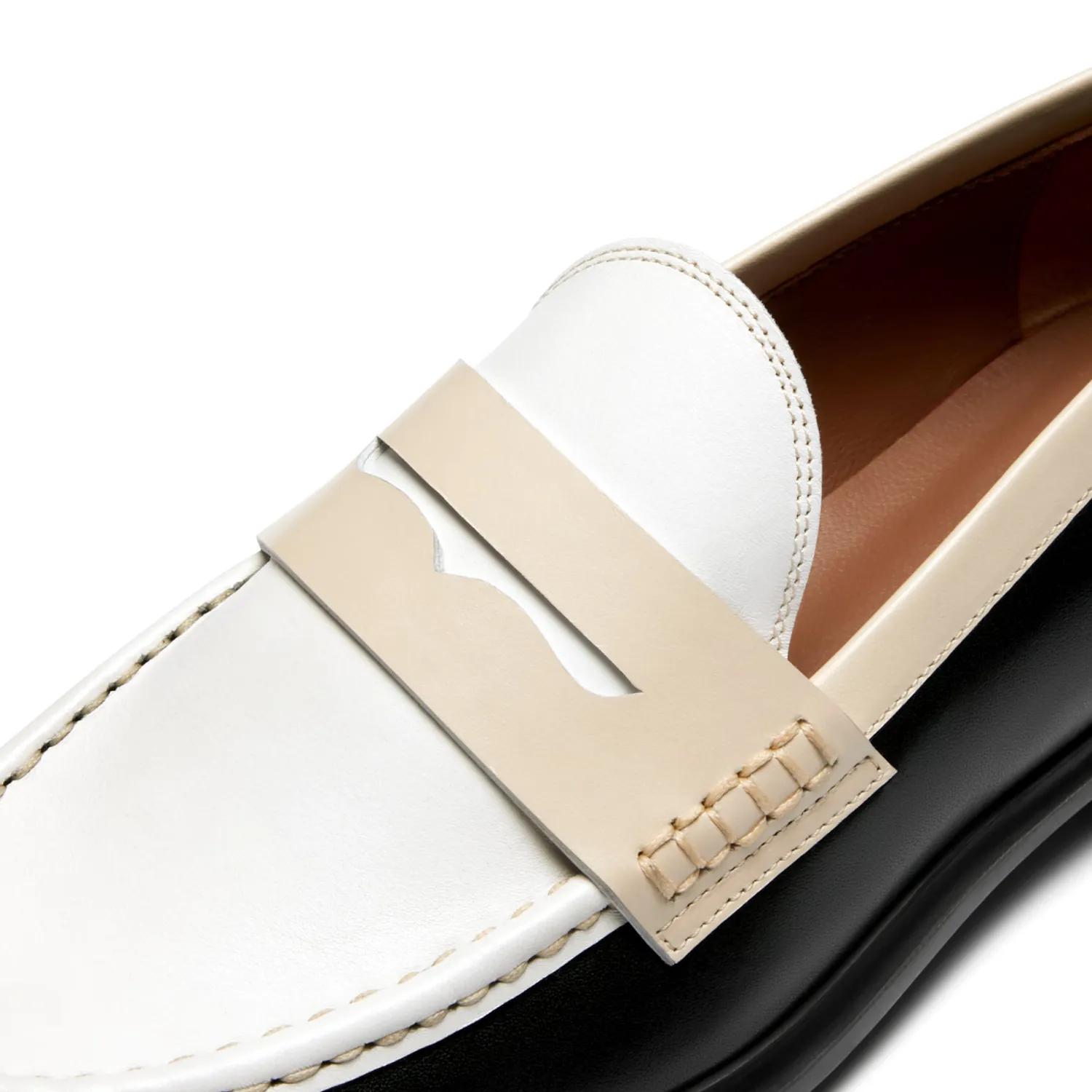 Shop Vendôme Blandine zwart en wit leren loafers van kalfsleer met witte details Loafers